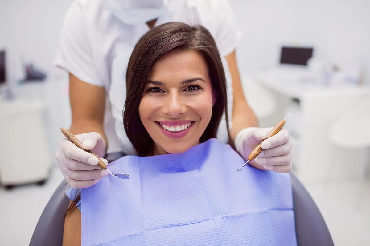 gülümsemeleri güzelleştiriyoruz. Diş hekimlerimiz, estetik bilimlerindeki uzmanlıkları ve modern teknolojiyi kullanmaları sayesinde hastalara keyifli bir deneyim sunmaktadır.