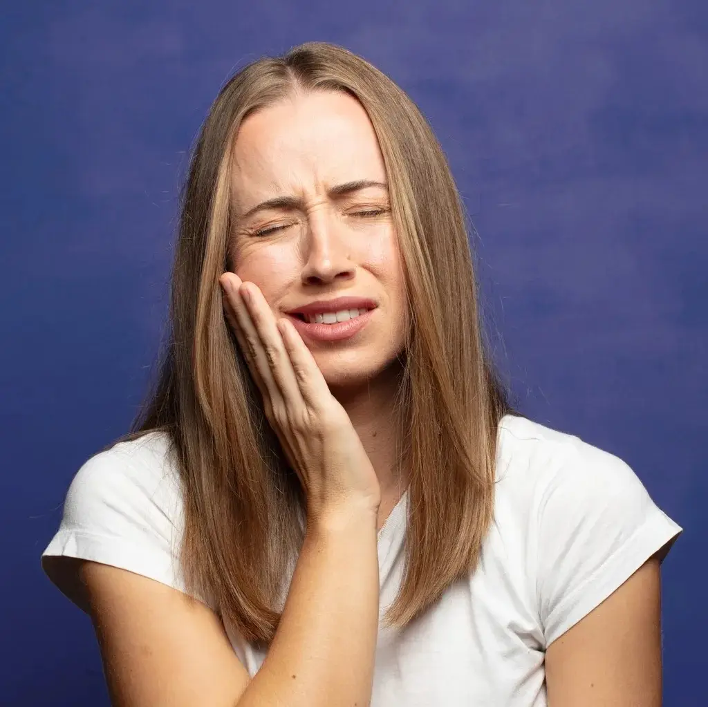 Acil dişçi; ani gelişen, şiddetli ağrıya neden olan ve bekletilmesi durumunda daha ciddi sağlık sorunlarına yol açabilecek ağız ve diş problemlerinin değerlendirilmesi ve kontrol altına alınması için başvurulan diş hekimidir. Bu kapsamda diş apsesi, travma, diş kırığı, akut enfeksiyonlar ve pulpa kaynaklı ağrılar öncelikli olarak ele alınır.